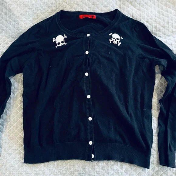 Retro Black Skull Embellished Women's Sweater - Picture 1 of 4